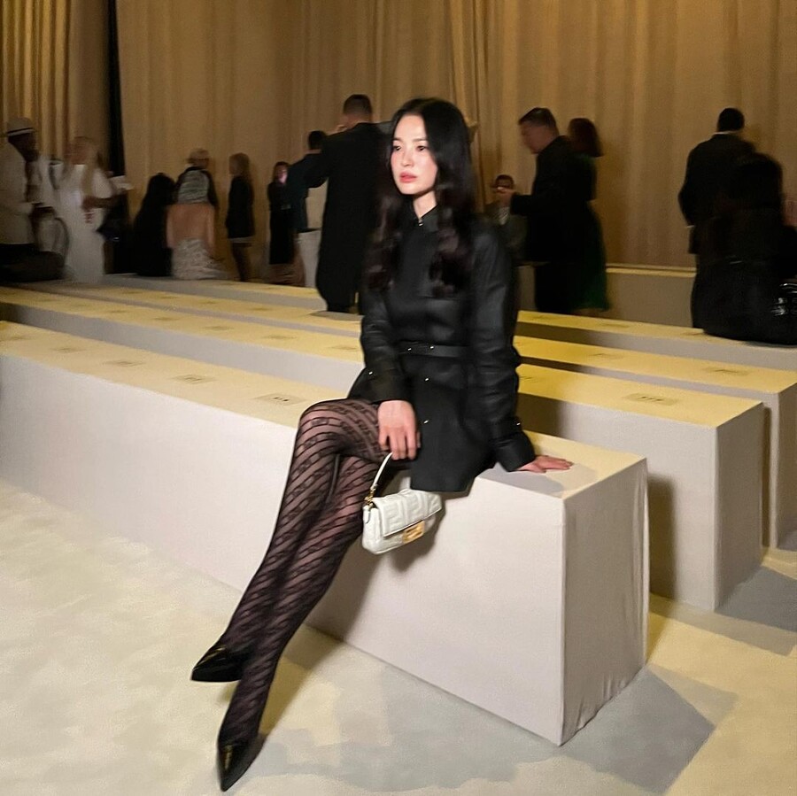 송혜교, 블랙 스완이 따로없네…뉴욕 다 씹어먹은 분위기 여신