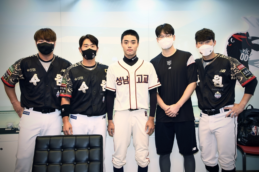 ▲ 박병호, 박경수, 배제성, 배정대(왼쪽부터) 등 성남고-kt 선배들의 아낌 없는 사랑을 받은 공도혁(가운데). ⓒkt 위즈