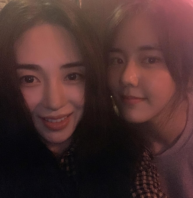 권민아, 왕따 설움 이제는 다 잊었나…혜정과 다정하게 회복한 'AOA 우정'