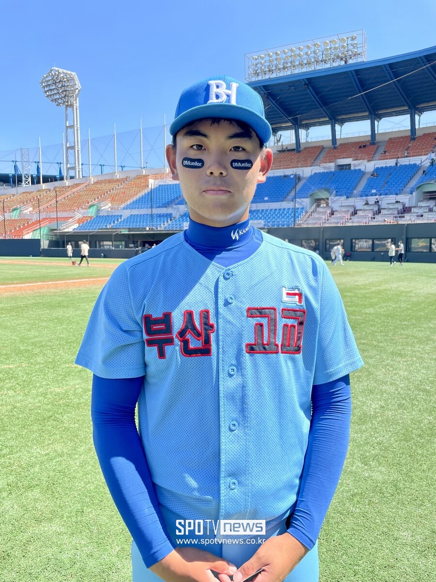 ▲부산고 2학년 성영탁이 8일 목동구장에서 열린 봉황대기 북일고와 준결승전을 마친 뒤 인터뷰하고 있다. ⓒ목동, 최민우 기자