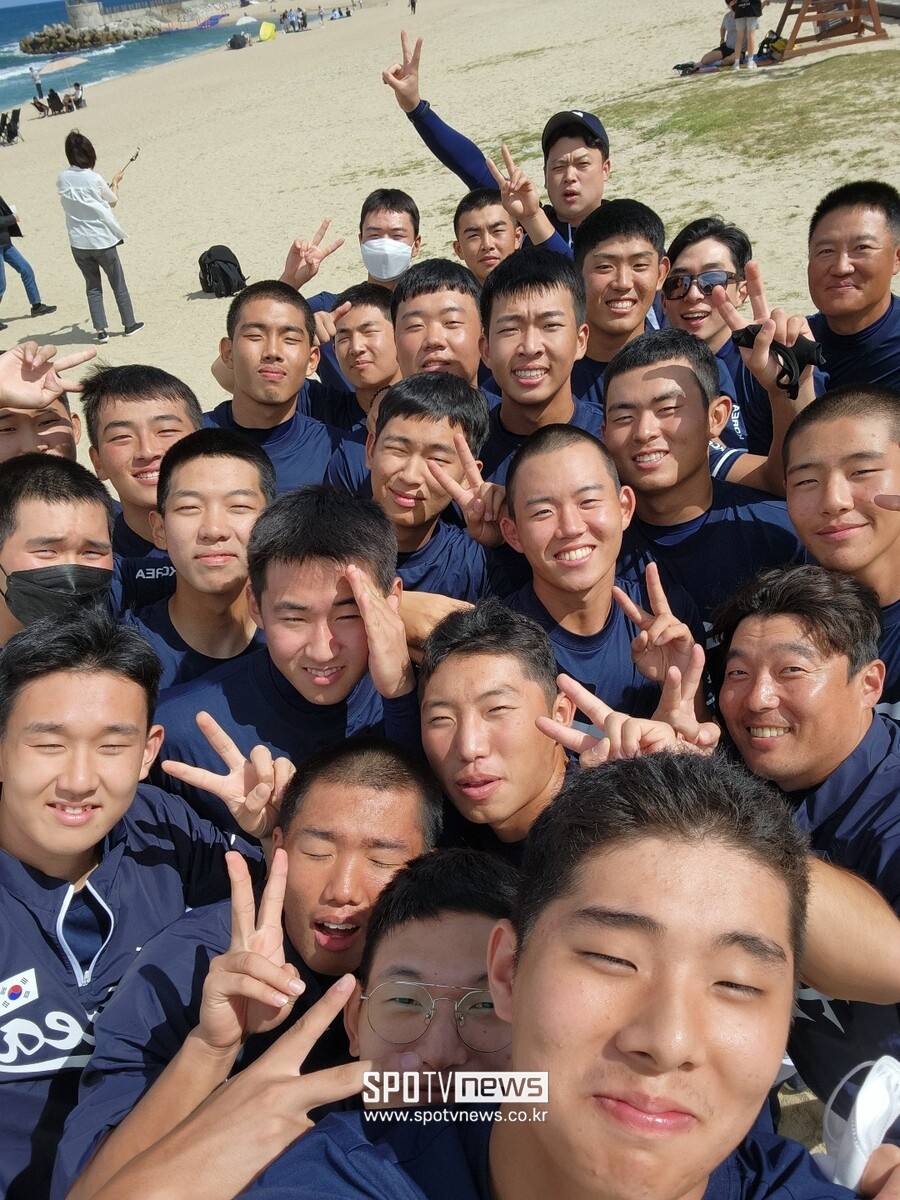 ▲ 청소년야구대표팀이 제30회 세계청소년야구선수권대회를 앞두고 진행한 강릉 전지훈련 도중 기념사진을 찍고 있다. ⓒ고봉준 기자