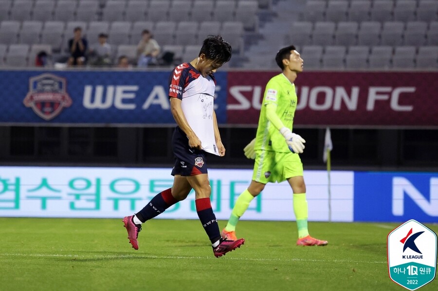 ▲ '상헌아 힘내!' 절친한 친구 이상헌(부산 아이파크)에 위로를 전한 이승우. ⓒ한국프로축구연맹