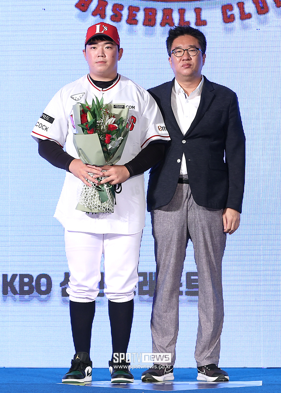 ▲ 대구고 이로운 SSG 류선규 단장 ⓒ곽혜미 기자