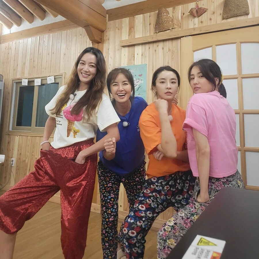▲ 왼쪽부터 이소연, 신애라, 정유미, 박하선. 출처ㅣ신애라 인스타그램