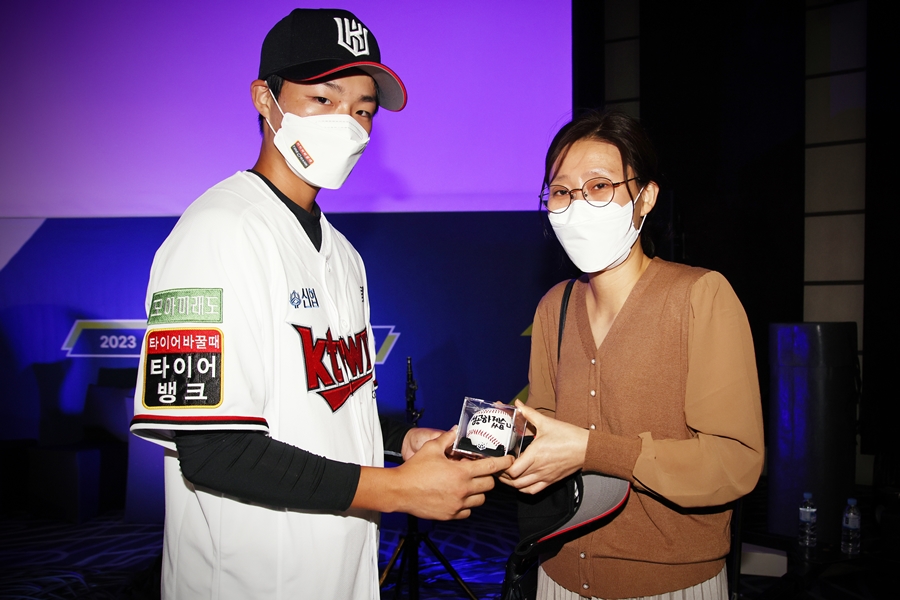 ▲ 2023 KBO리그 신인 드래프트에 지명된 손민석(왼쪽)이 부모님과 함께 잊지 못할 추억을 남겼다.ⓒkt 위즈