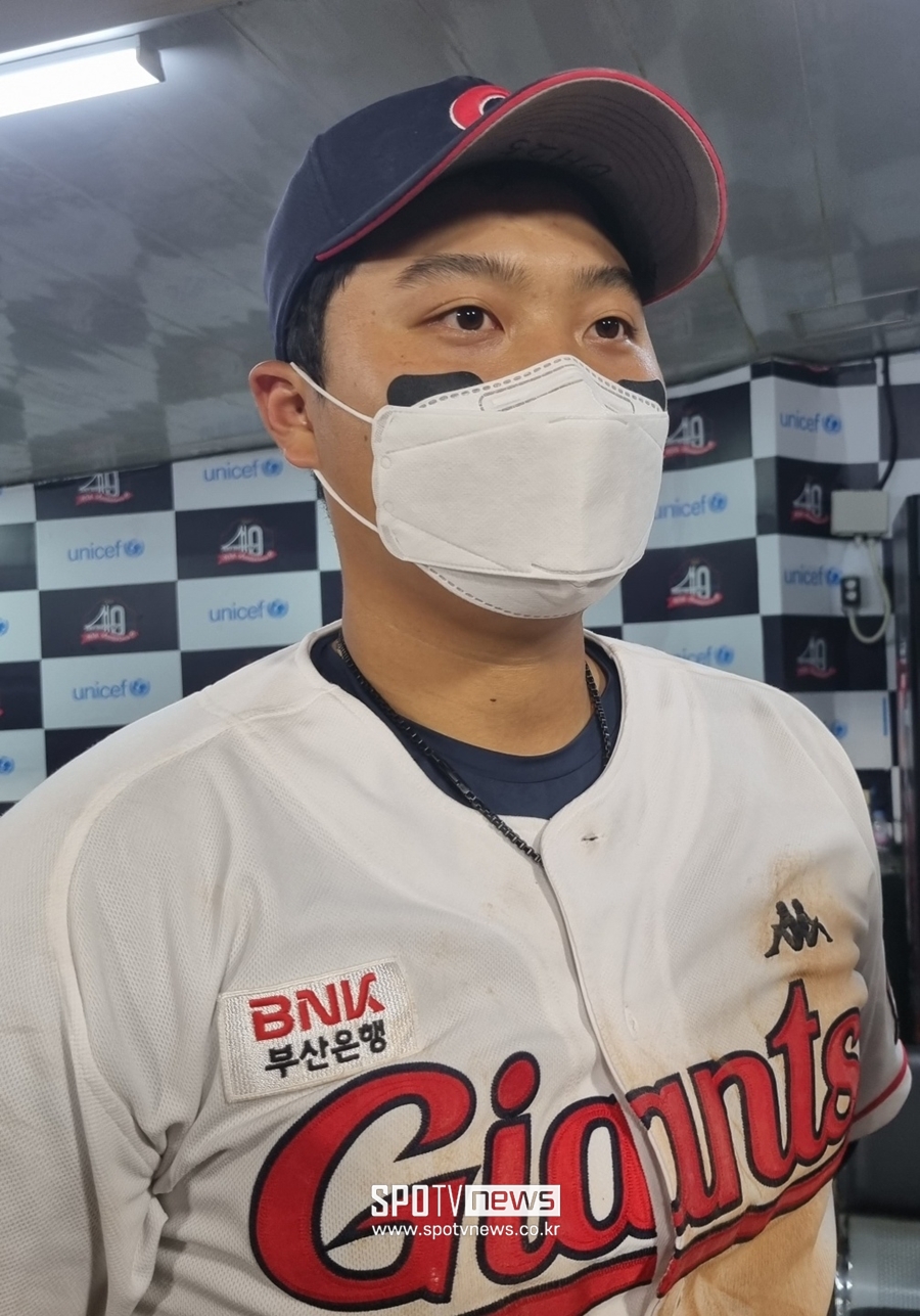 ▲ 인터뷰 중인 롯데 자이언츠 내야수 한동희. ⓒ사직, 박정현 기자