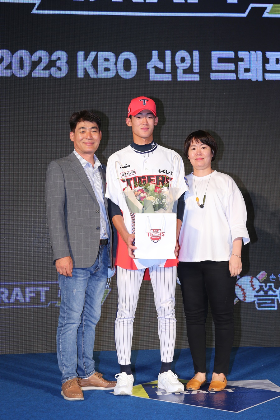 ▲KIA에 입단하게 된 서울고 내야수 김도월(가운데)이 부모님과 기념촬영하고 있다. ⓒKIA 타이거즈