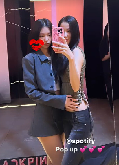 제니, 뷔 참석한 애프터 파티서 찍었나…열애설 아랑곳 않는 러블리 셀카