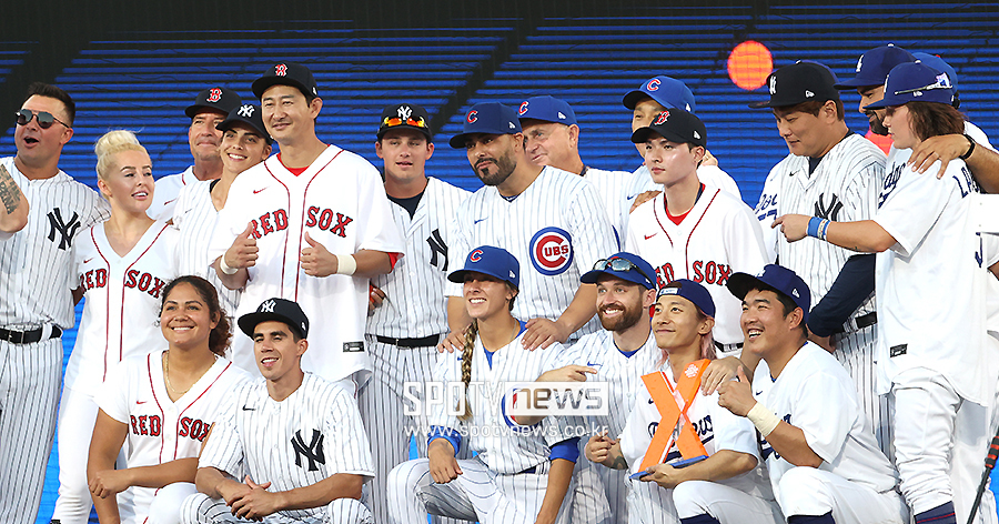 ▲ 'FTX MLB 홈런더비X' 대회에 참석한 선수들이 기념촬영하고 있다. ⓒ곽혜미