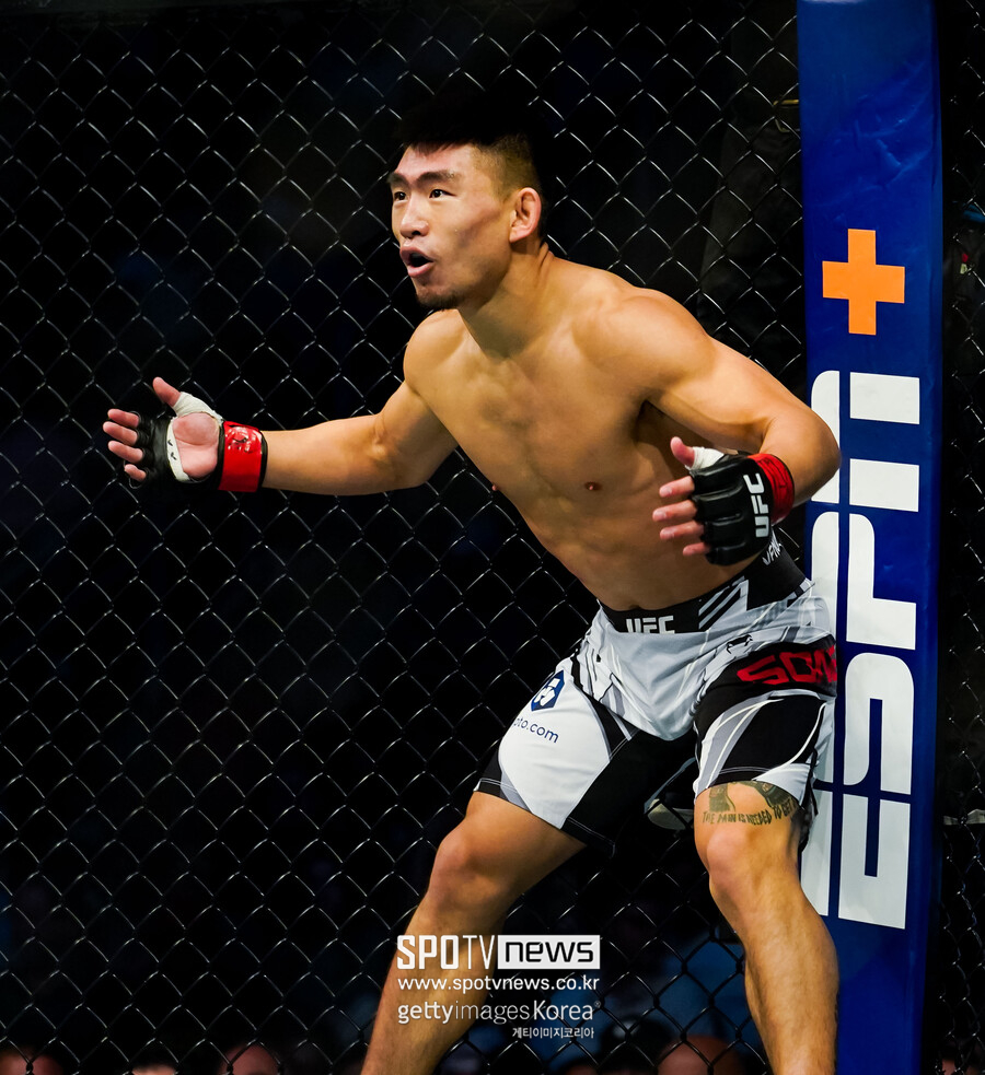 중국 송야동, 면도날 팔꿈치 맞고 UFC 연승 끝