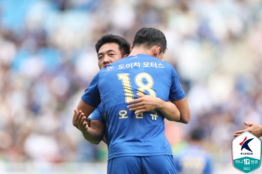 ▲ 수원의 선제골을 합작한 오현규와 이기제. ⓒ한국프로축구연맹