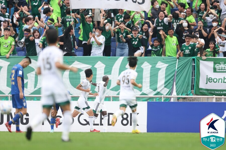 ▲ 역전골로 경기를 뒤집은 바로우. 기뻐하는 전북 선수들. ⓒ한국프로축구연맹