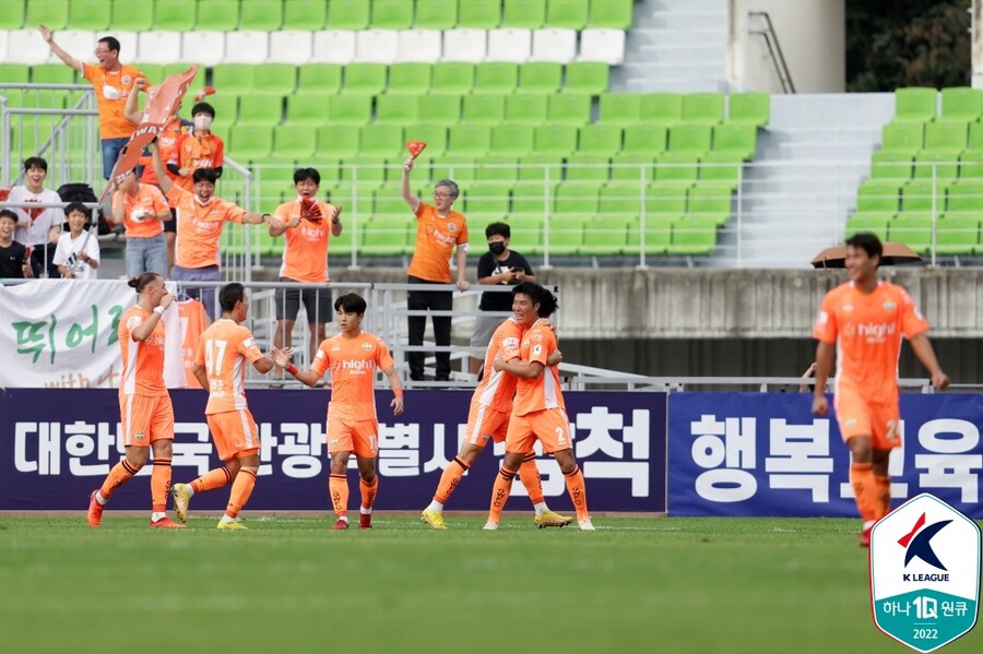 ▲ 홈에서 2-1 승리하며 파이널A로 향하는 강원FC. ⓒ한국프로축구연맹