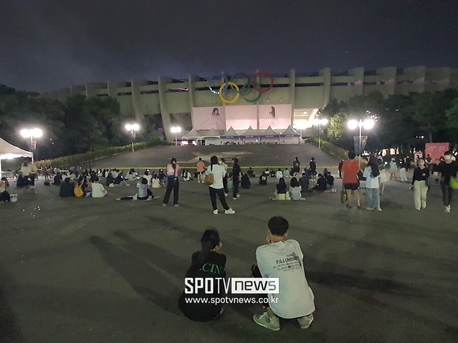 ▲ 아이유 콘서트를 즐기는 야외에서 즐기는 팬들. 장진리 기자 mari@spotvnews.co.kr
