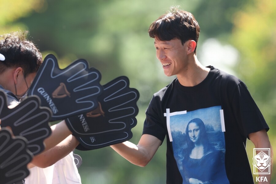 ▲ "잘생겼어요!" 팬의 외침에 수줍게 웃어 보인 이재성(마인츠). ⓒ대한축구협회