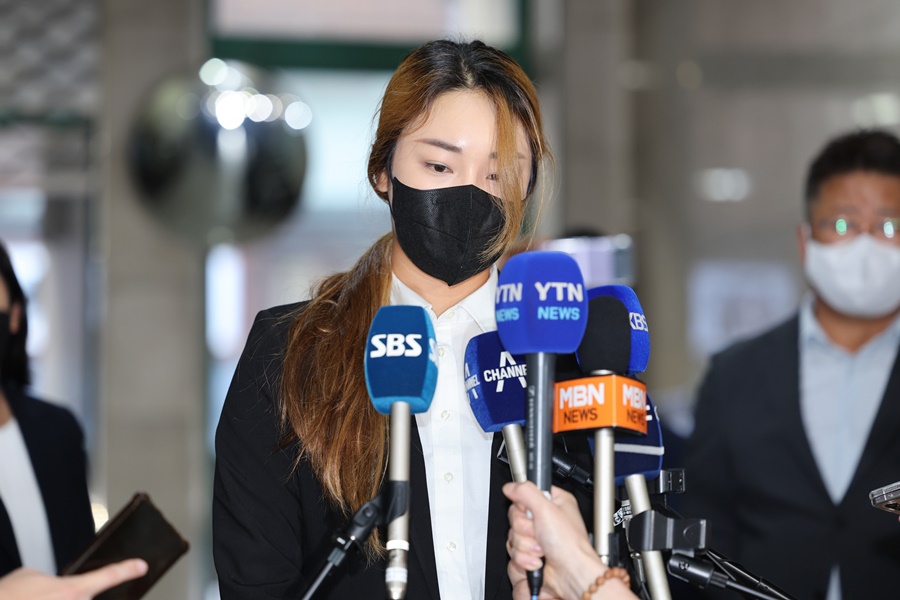 '오구 플레이' 윤이나 3년간 못뛴다…KLPGA 중징계 철퇴