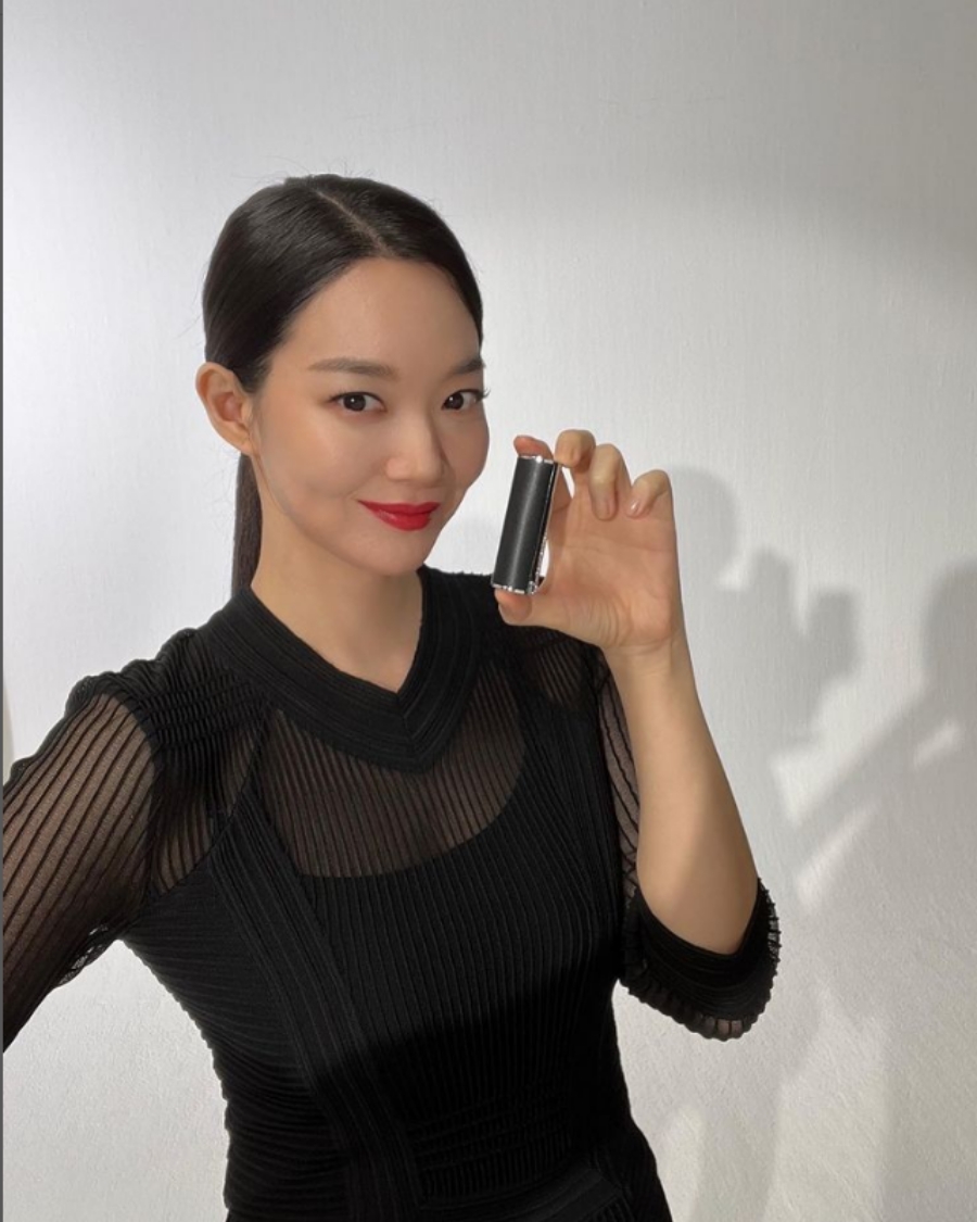 ♥김우빈 심쿵소리 들리겠어…신민아, 올블랙에 레드립 섹시美