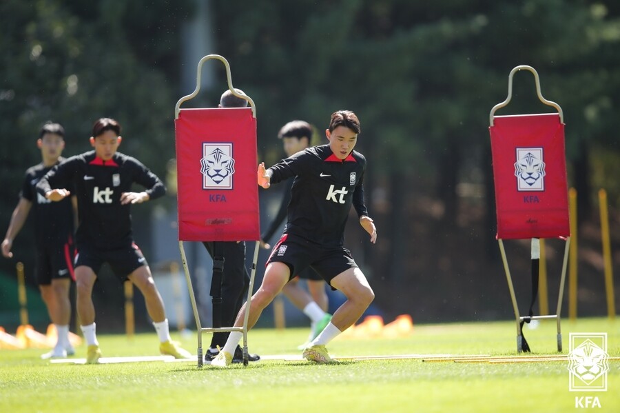 ▲ 바짝 얼어있는 막내 양현준 ⓒ대한축구협회