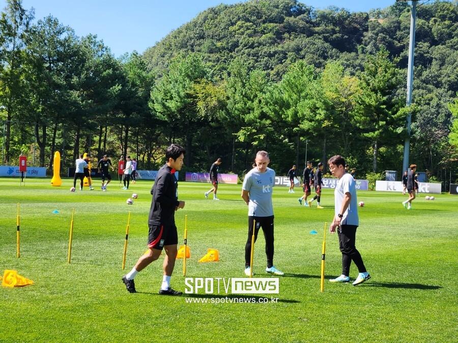 ▲ 따로 몸을 만드는 나상호에게 다가가 말을 건 파울루 벤투 감독