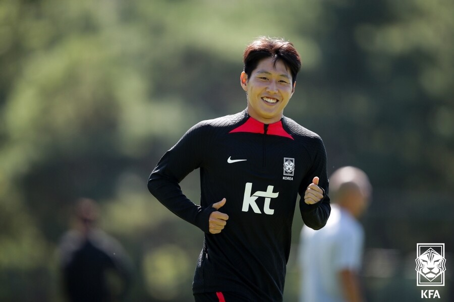▲ 이강인이 21일 파주 축구대표팀트레이닝센터에서 열린 훈련에 나선 뒤 온라인 인터뷰에 응하고 있다. ⓒ대한축구협회