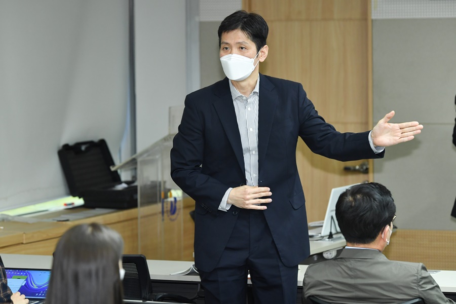 ▲ 지난해 경기 규칙을 설명하는 장준혁 심판 ⓒ KBL
