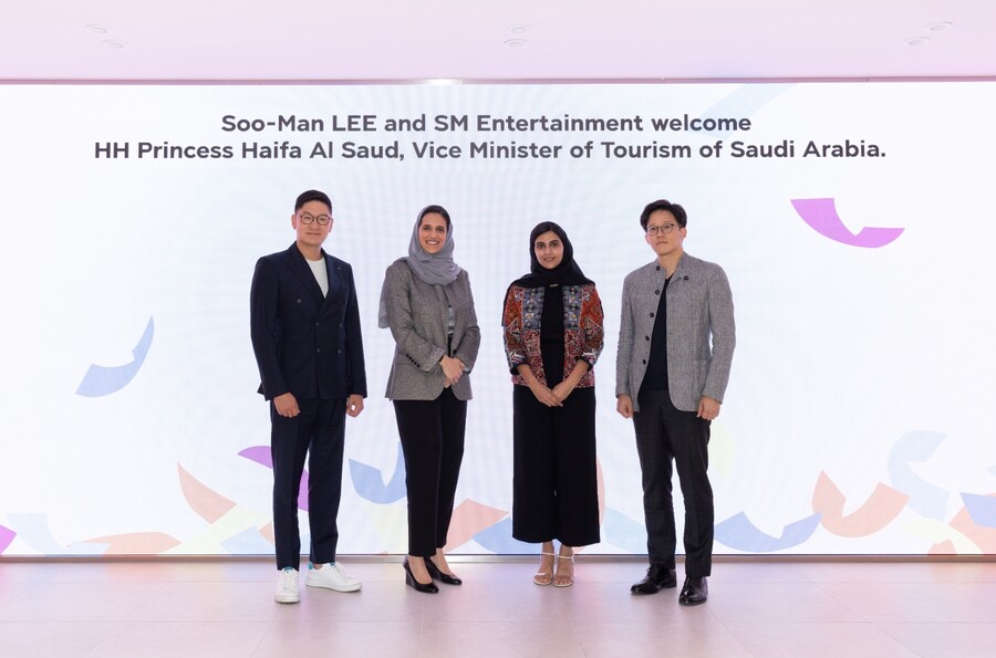 ▲(왼쪽부터) 탁영준 SM 대표, 하이파 사우디 공주, 사라 사우디 공주, 이성수 SM 대표. 제공|SM엔터테인먼트