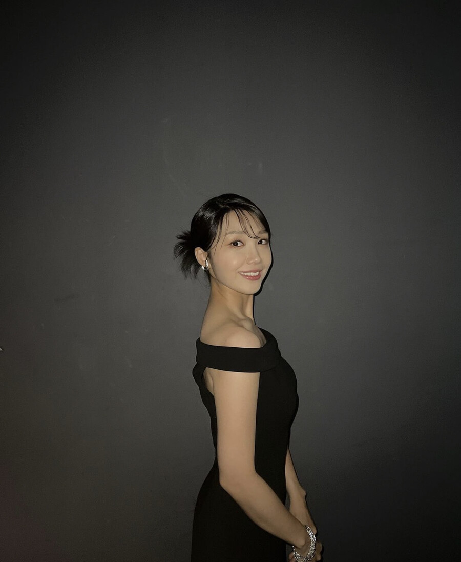 어머 예뻐라…정은지, 멤버들도 반한 시크+우아 드레스룩