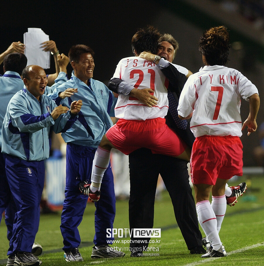 [단독 인터뷰] "히딩크 '한국축구 혁명' 일으켜"…20년 전 떠올린 '저승사자'