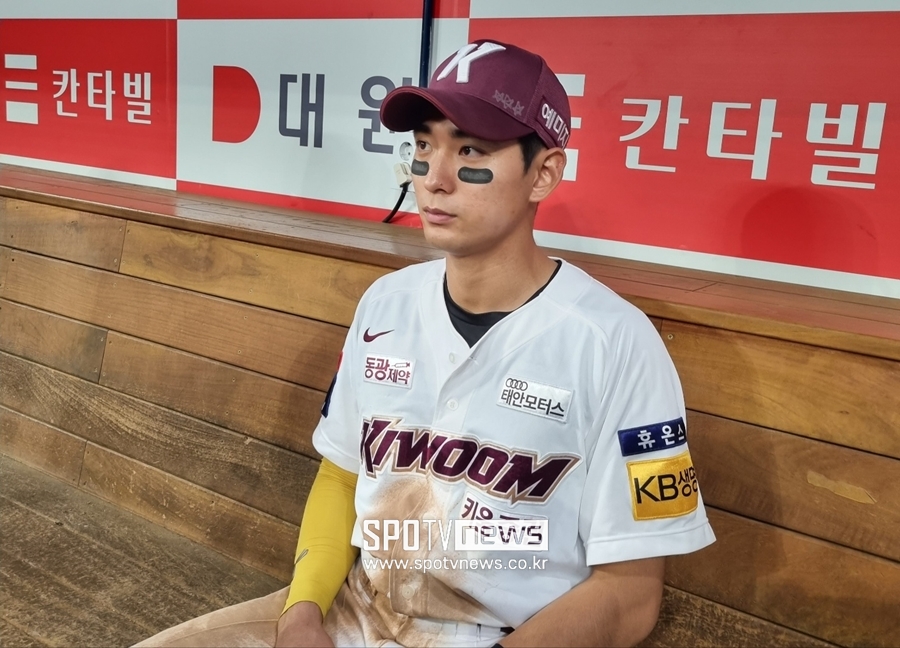 ▲ 인터뷰 중인 키움 히어로즈 외야수 이정후. ⓒ고척, 박정현 기자