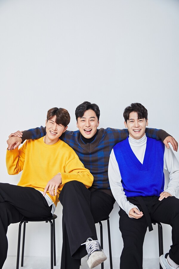 ▲ 25일 '전국노래자랑'에서 댄스 트로트 '꽉 잡아' 무대를 선사하는 더블레스. 제공|KDH엔터테인먼트