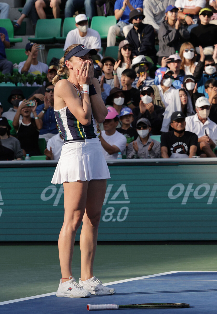 ▲ 2022년 WTA 투어 코리아오픈에서 우승한 뒤 감격하는 에카테리나 알렉산드로바 ⓒ연합뉴스