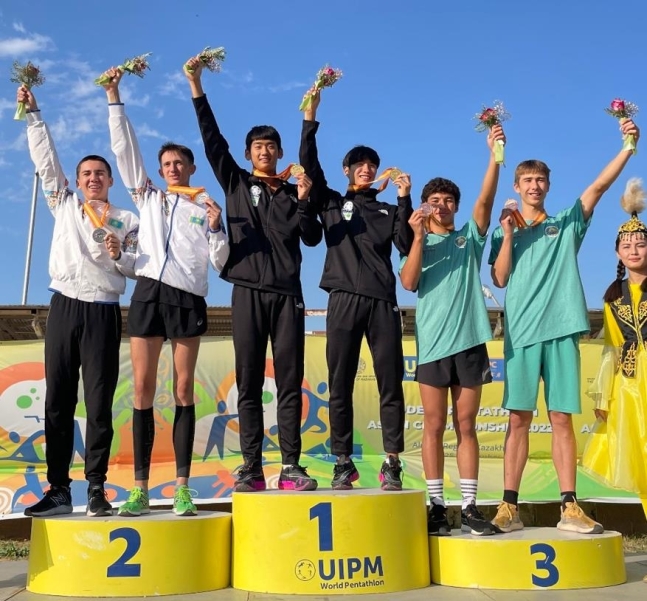 ▲ 근대5종 U-19 아시아선수권대회 남자 계주에서 우승한 이기범(왼쪽에서 세 번째)과 이주찬(네 번째) ⓒ대한근대5종연맹
