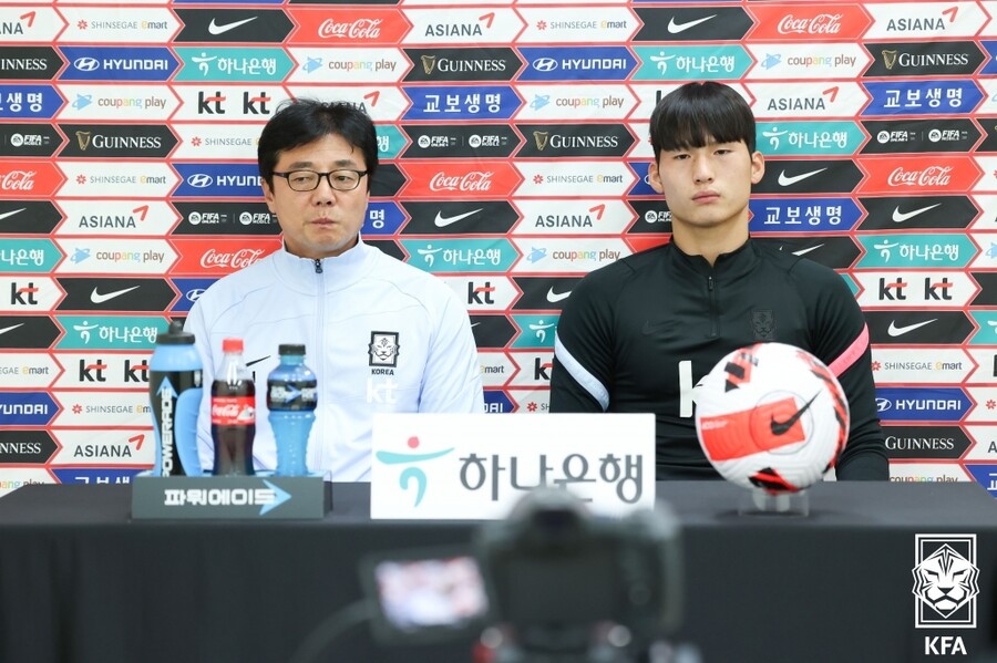 ▲ 우즈벡과 경기 전 기자회견에 나선 황선홍 감독과 변준수. ⓒ대한축구협회