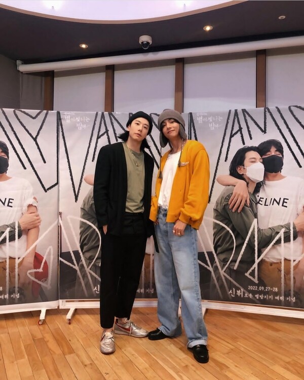 ▲ 27일과 28일 '김이나의 별이 빛나는 밤에' 스페셜 DJ로 나서는 박효신(왼쪽)과 뷔. 출처|'김이나의 별이 빛나는 밤에' 인스타그램
