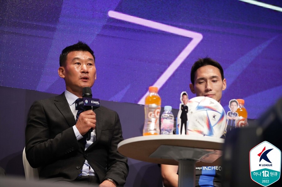 ▲ 인천유나이티드의 조성환 감독과 오반석 ⓒ한국프로축구연맹