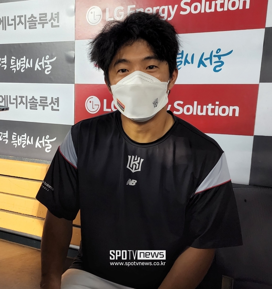 ▲ 인터뷰 중인 kt 위즈 외야수 조용호. ⓒ잠실, 박정현 기자
