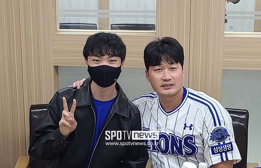 ▲ 임승모 씨(왼쪽)와 삼성 라이온즈 오승환 ⓒ 대구, 김민경 기자