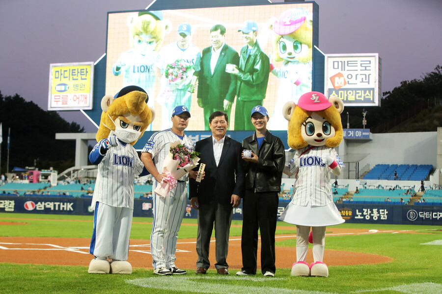 ▲ 왼쪽부터 오승환, 허구연 KBO 총재, 임승모 씨 ⓒ 삼성 라이온즈