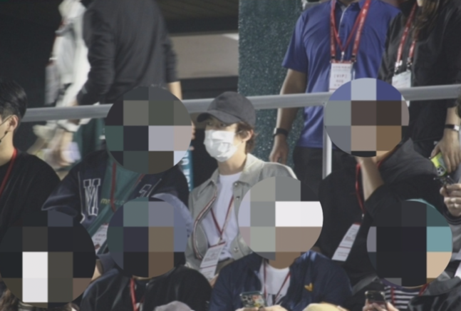 ▲ 2022 ATP 투어 코리아오픈 카스페르 루드의 2회전 경기를 관전하는 BTS의 진 ⓒ유진투자증권 코리아오픈 테니스대회 미디어팀
