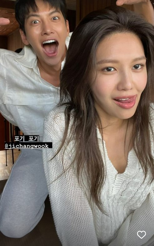 ▲ 가수 겸 배우 최수영, 지창욱. 출처| 최수영 인스타그램