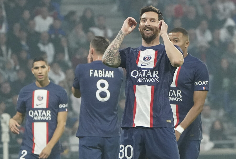 ▲ 축구 천재 리오넬 메시를 두고 파리 생제르맹과 FC바르셀로나의 눈치 싸움이 시작됐다. ⓒ연합뉴스/AP