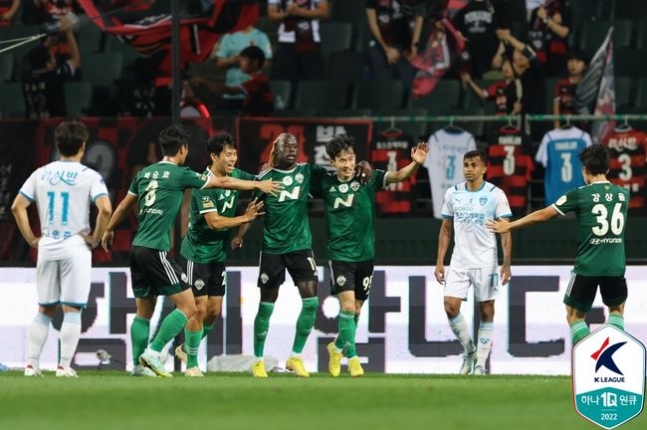 ▲ 울산 현대와 전북 현대가 나란히 승점 3점을 수확했다. ⓒ한국프로축구연맹