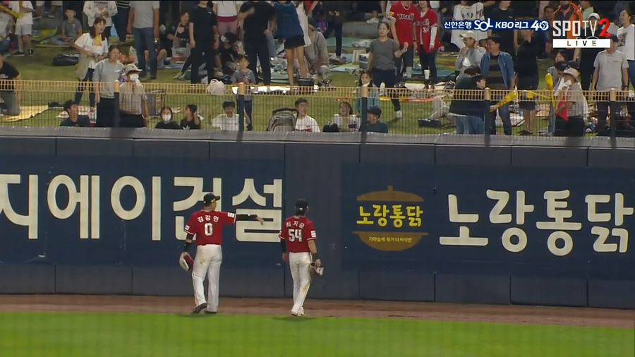 ▲ SSG 김강민(왼쪽)과 최지훈이 1일 광주 KIA전에서 외야 관중석을 바라보고 있다. ⓒSPOTV 캡처