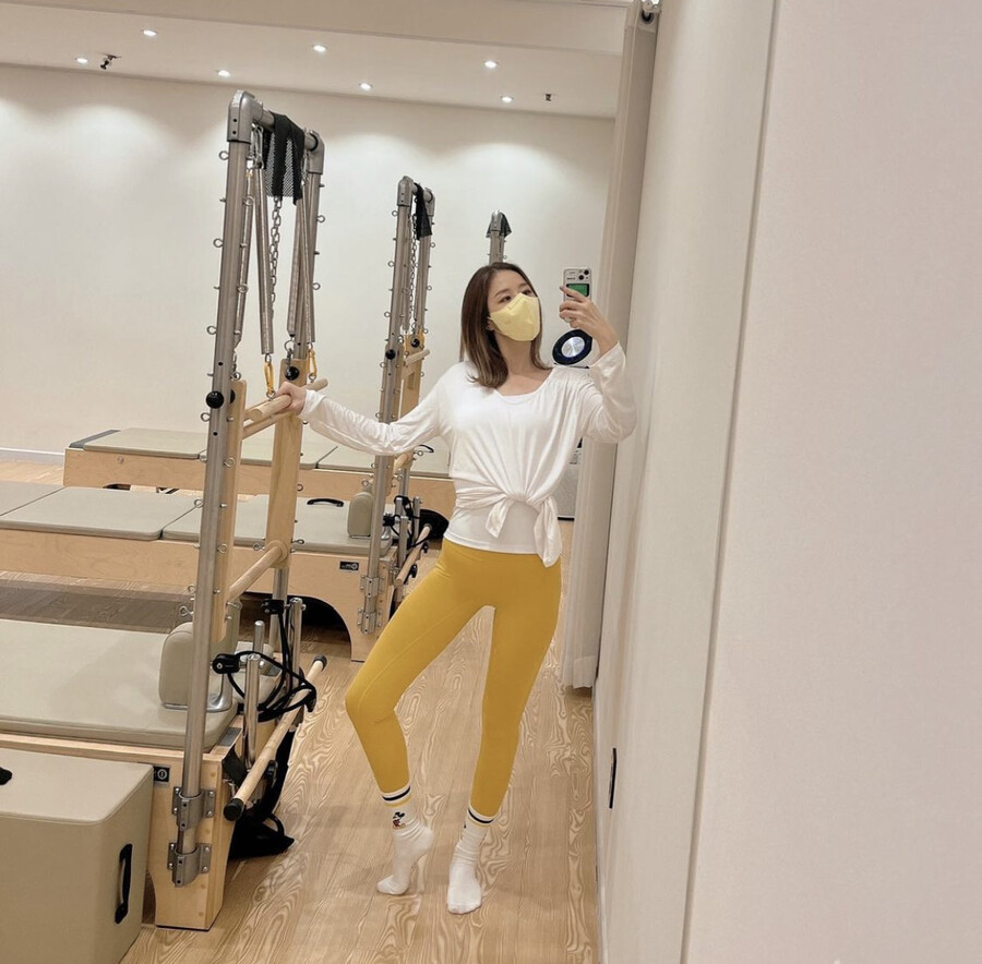 '김종민 결혼설' 신지, 노랑 레깅스도 완벽 소화…살 쏙 빠진 근황