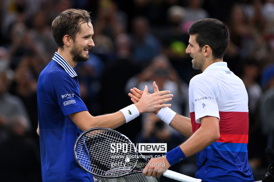 ▲ 2021년 ATP 마스터스 100시리즈 파리 오픈 결승전을 마친 뒤 서로 격려하는 노박 조코비치(오른쪽)와 다닐 메드베데프