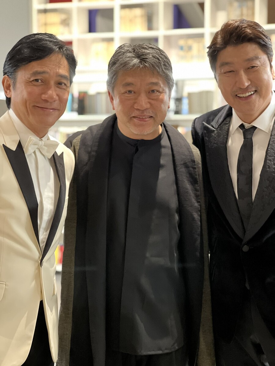 ▲ 왼쪽부터 양조위, 고레에다 히로카즈, 송강호. 출처ㅣ고레에다 히로카즈 트위터