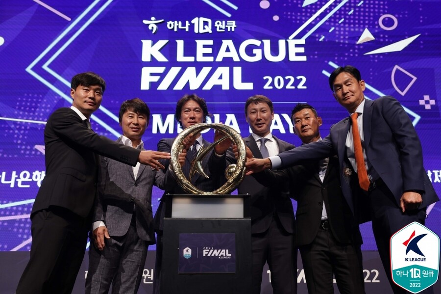 ▲ 홍명보 감독(가운데)이 안방에서 전북 현대를 꺾고 2005년 이후 첫 트로피에 한 걸음 다가설 수 있을까 ⓒ한국프로축구연맹