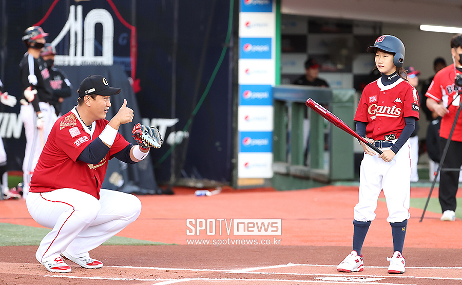 [포토S] '은퇴식' 이대호, 시구한 아들 향해 엄지 척!