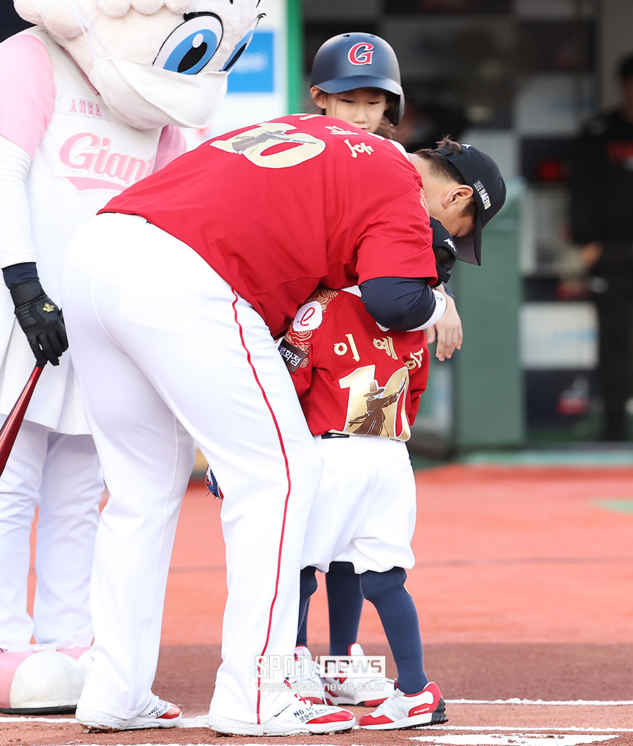 [포토S] 이대호, '예서와 예승이 꼭 안아주며'
