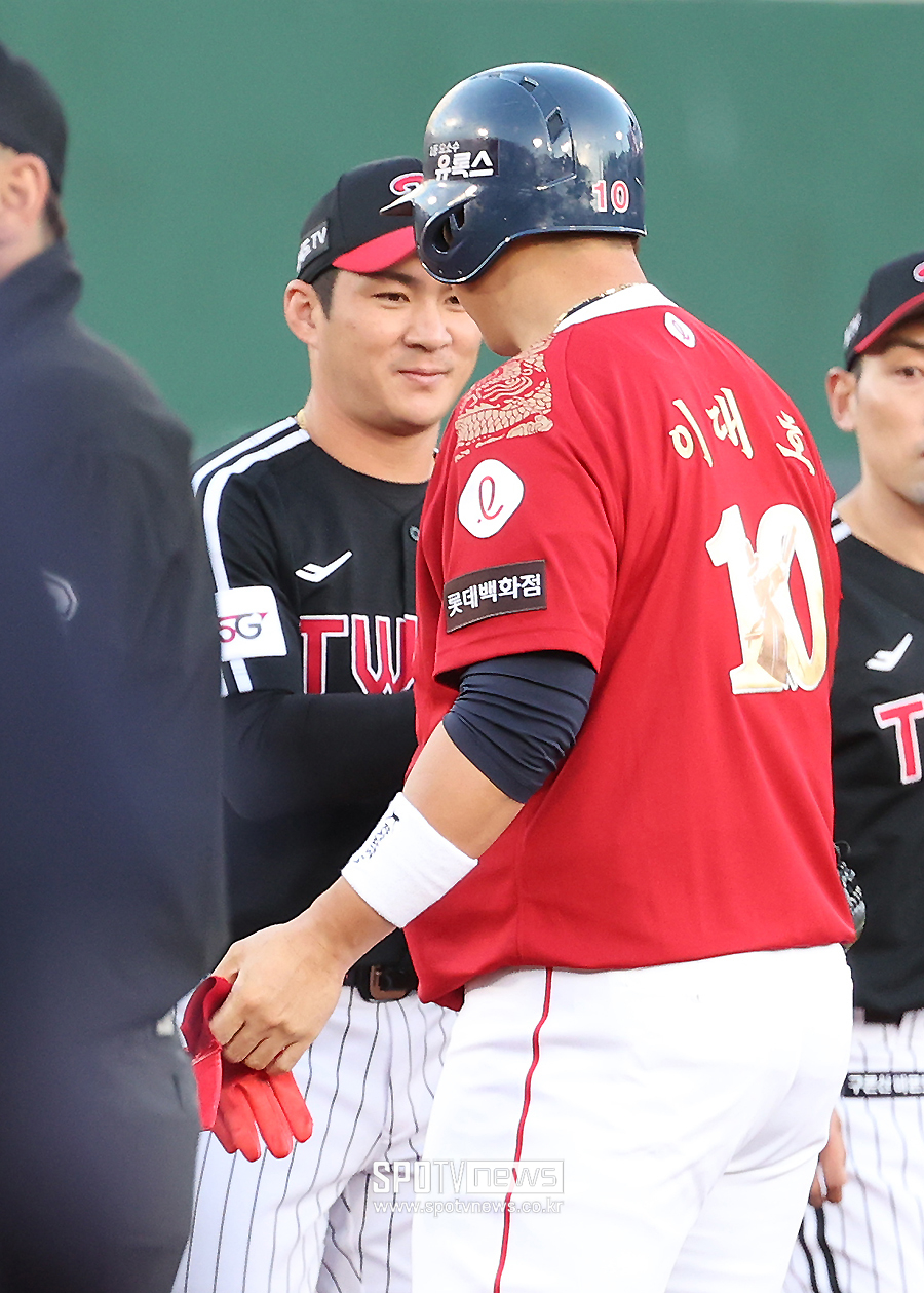 ▲ 오지환 이대호 ⓒ곽혜미 기자